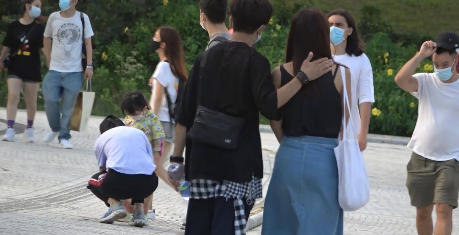 钊峰背着正印约女吃下午茶 又搭膊摸腰身贴身_张柏芝_女友_女孩子