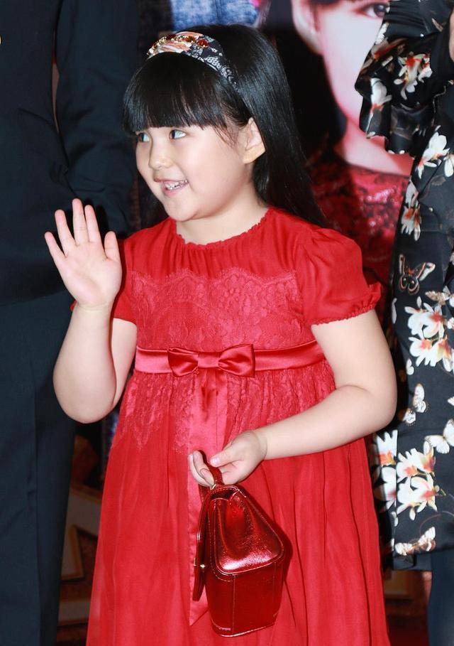 王诗龄近照,狂廋20斤,锥子脸,麻杆腿,越来越漂亮_李湘_女儿_身材