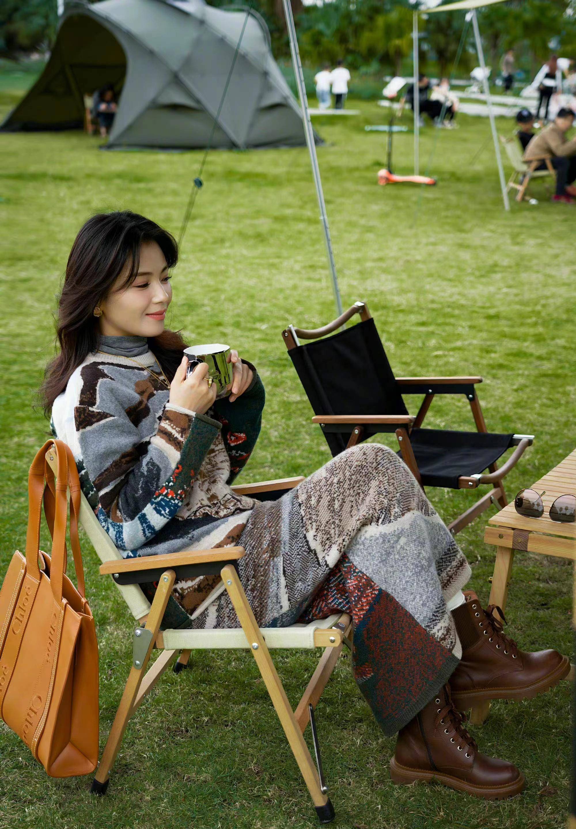 刘涛演绎秋季穿搭,针织套装裙搭披肩长发,温柔又优雅_气质_造型_时尚