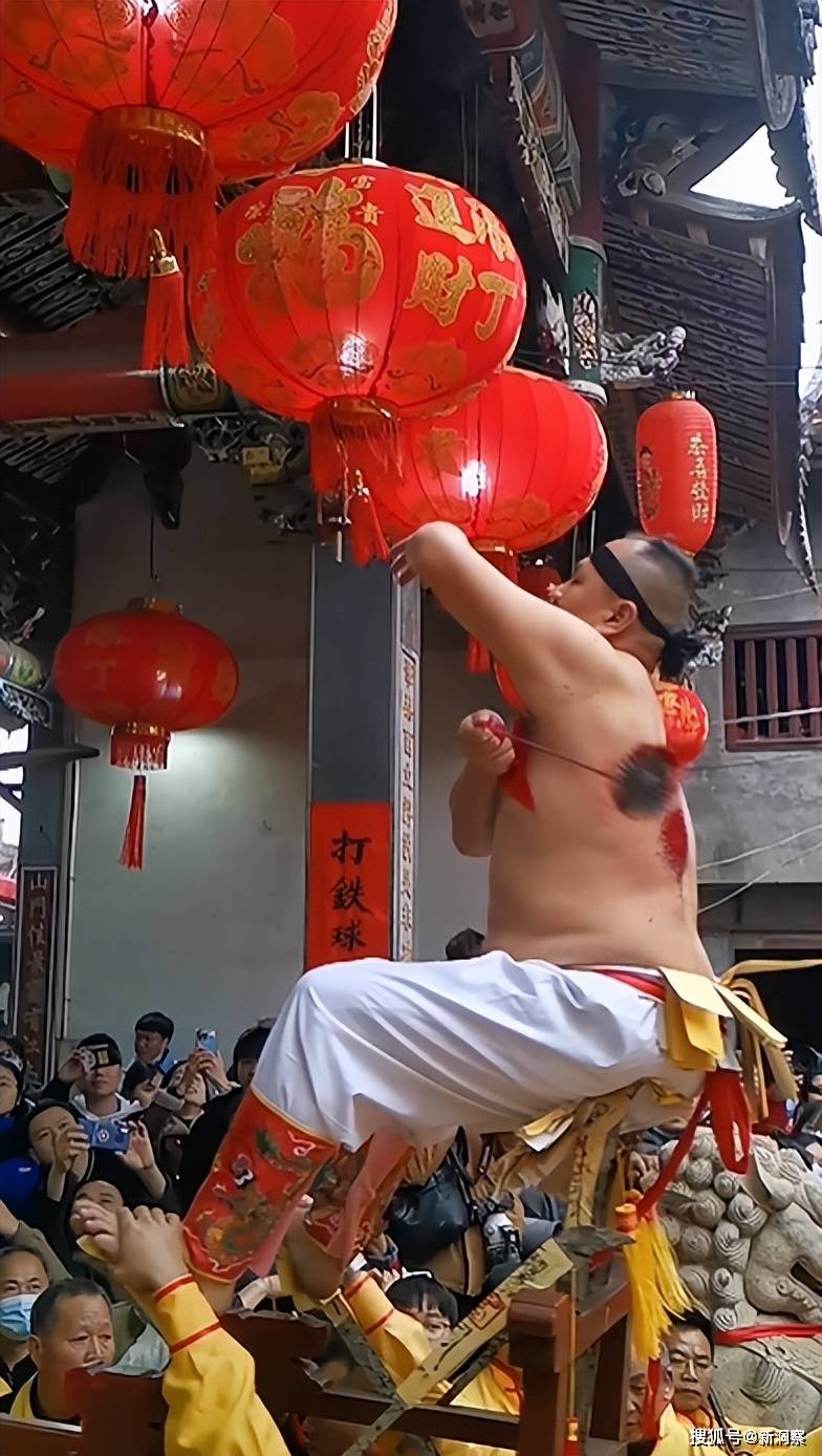 潮汕惊现“打铁手”祈福活动，众人挥刀弄拳，场面很骇人[11P]