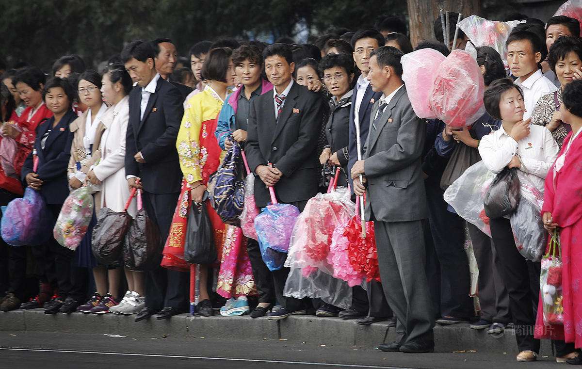 实拍朝鲜,当地人禁止和游客对话,面对军人时,如有该举动会罚款_禁忌