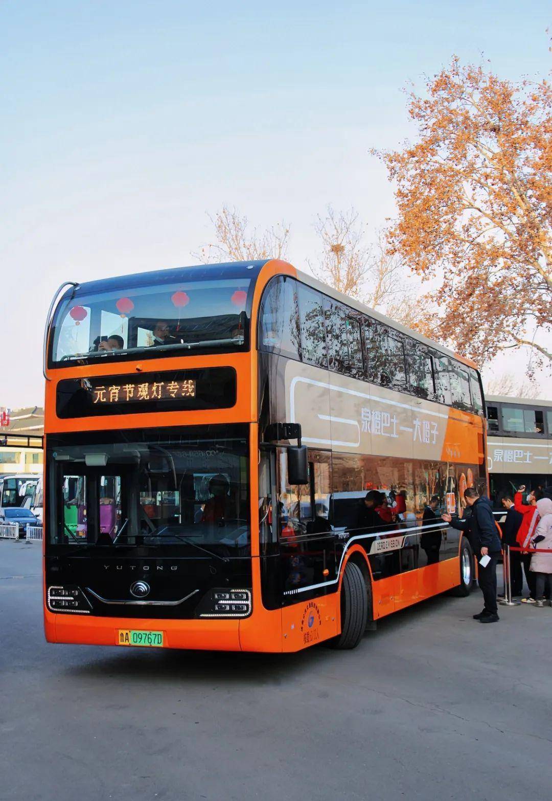 济南公交太爱"搞事情"了,真是玩出花了!_by_摄影_邵凯