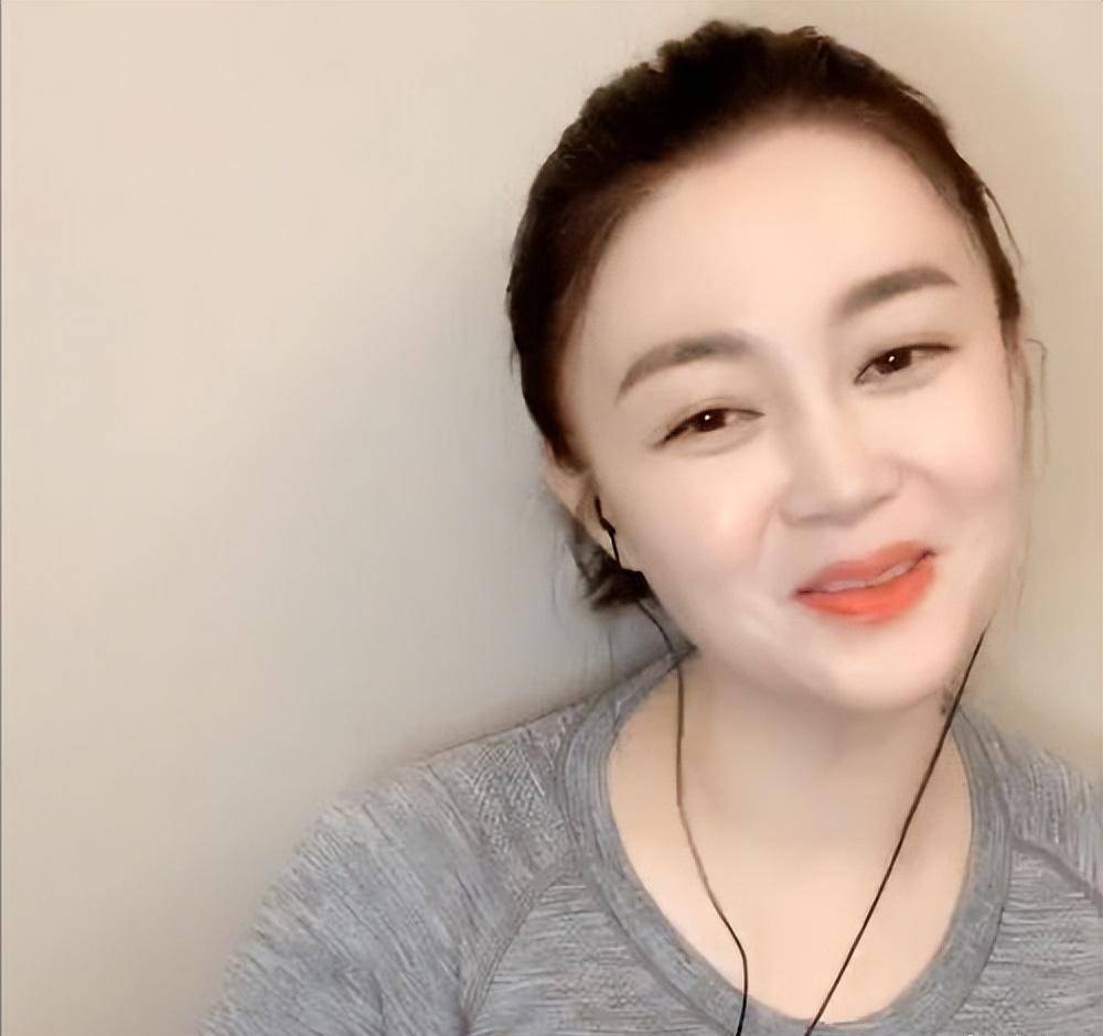 关婷娜:化妆师转行演员,没赵本山这个"伯乐",怎会有她的今天_角色