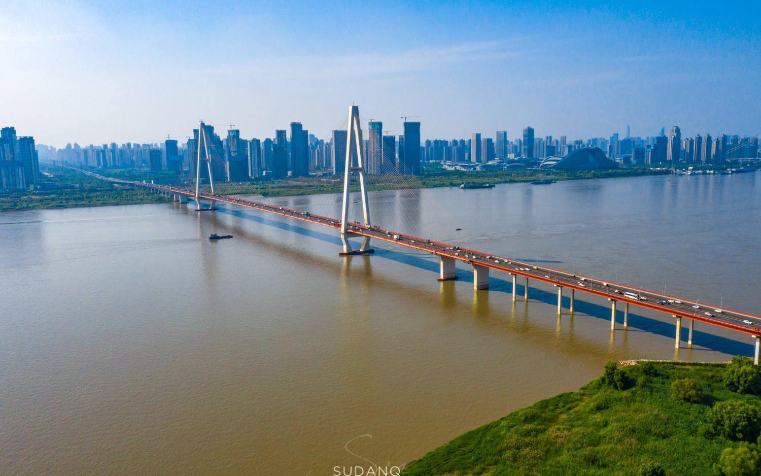 它是武汉第三座长江大桥,据悉为世界第三大桥,但名声不太好