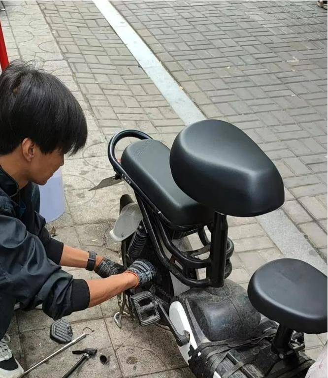 爆胎记-悲催的qq主任_电动车_车胎_车棚