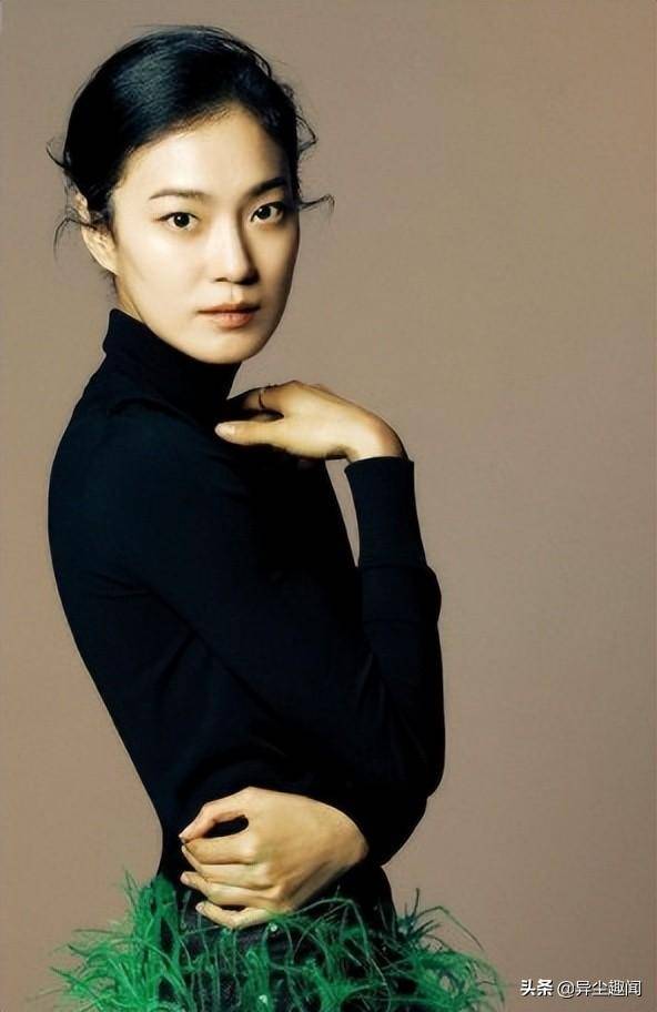 玉子妍毕业于首尔大学美学系,她学生时期原本想进入