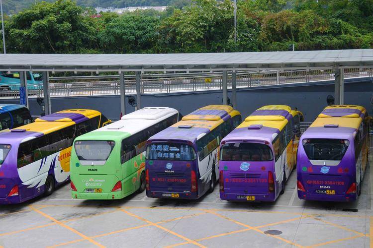 购买车票后,旅客可前往16号门旁香港巴士旅客休息区候车,在发车时间点