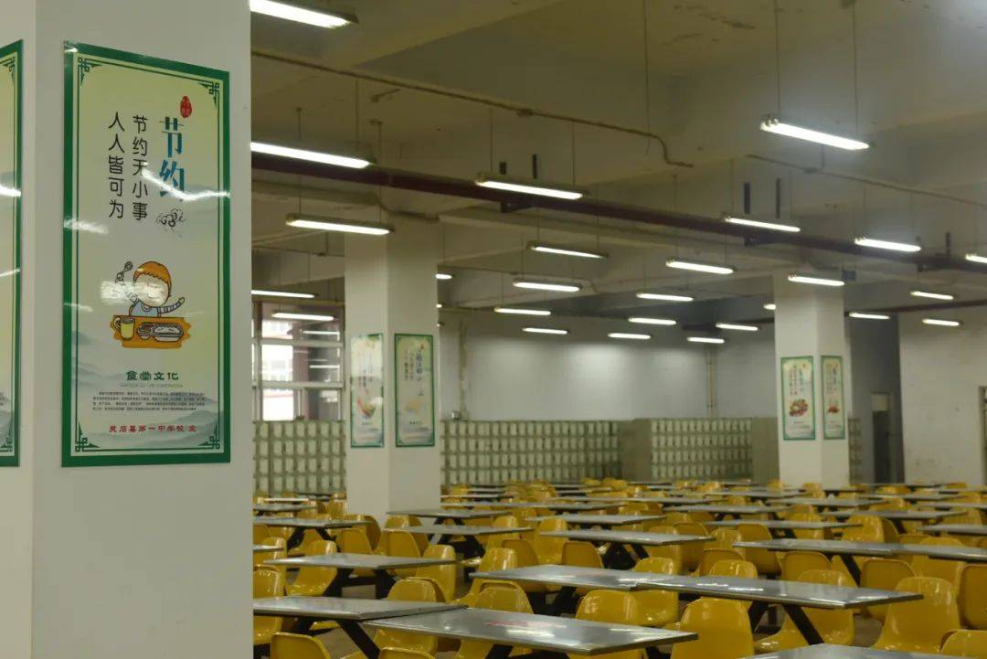 2月20日,记者来到灵石一中看到,在学校的各个食堂"厉行节约 反对浪费"