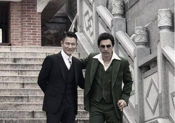 体现资本主义制度下上层极道着装制度的相似性而《古惑仔》系列中,针