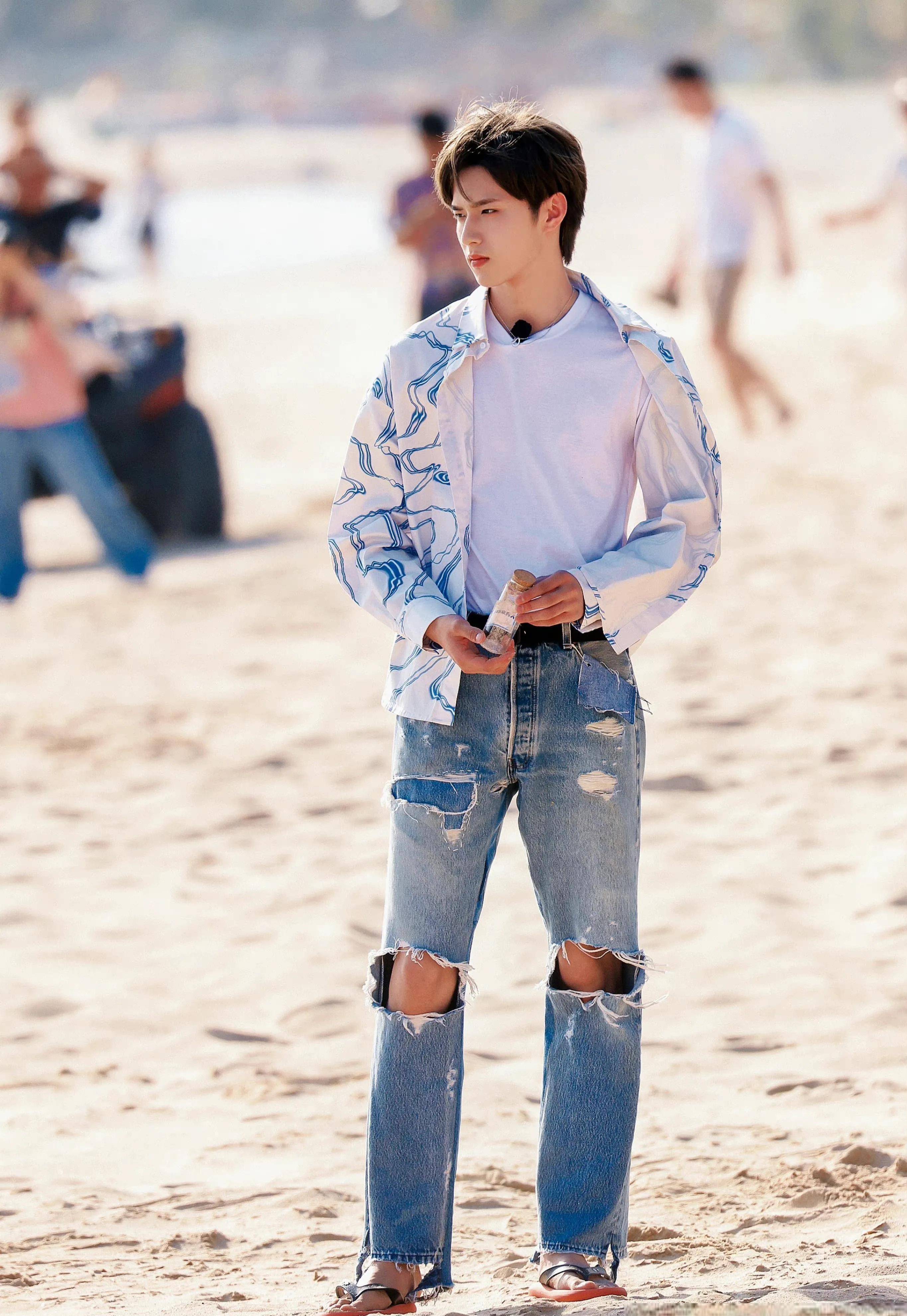 时代少年团刘耀文三亚录团综好有少年感,穿花衬衫仿佛在演偶像剧_玫瑰