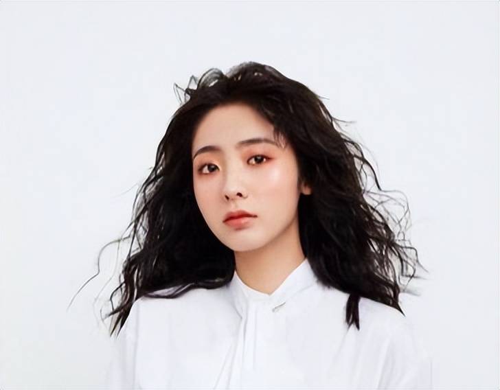 邢菲跟着以往的制片人去干了场记,后来想去经纪公司应聘经纪人,没曾想