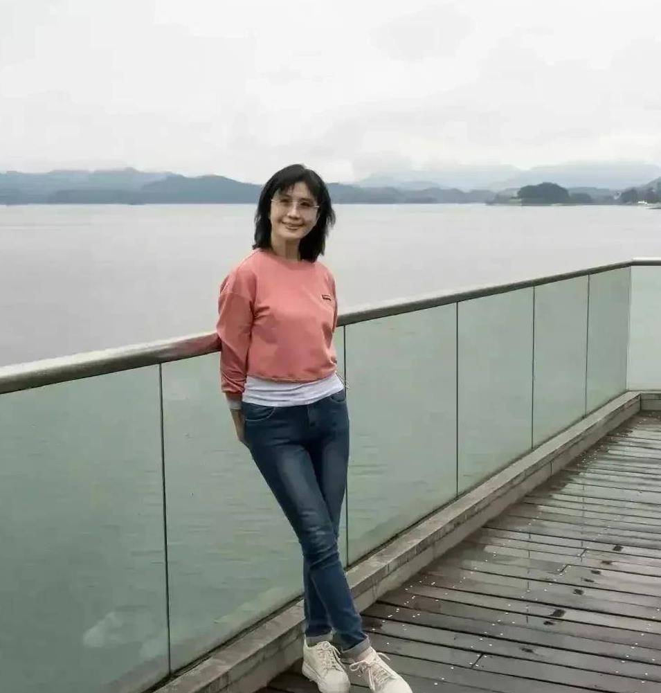 演员吴玉华,愈来愈有气质,比年轻时更耐看!