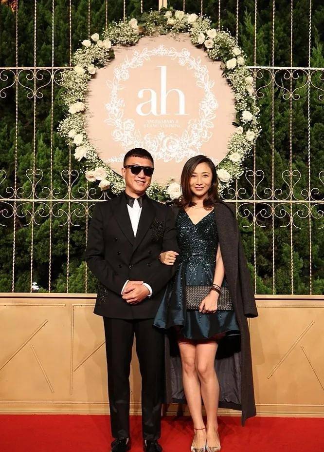 孙红雷夫妇现身澳洲,背59元包包显低调,大热天穿棉衣引热议_王骏迪