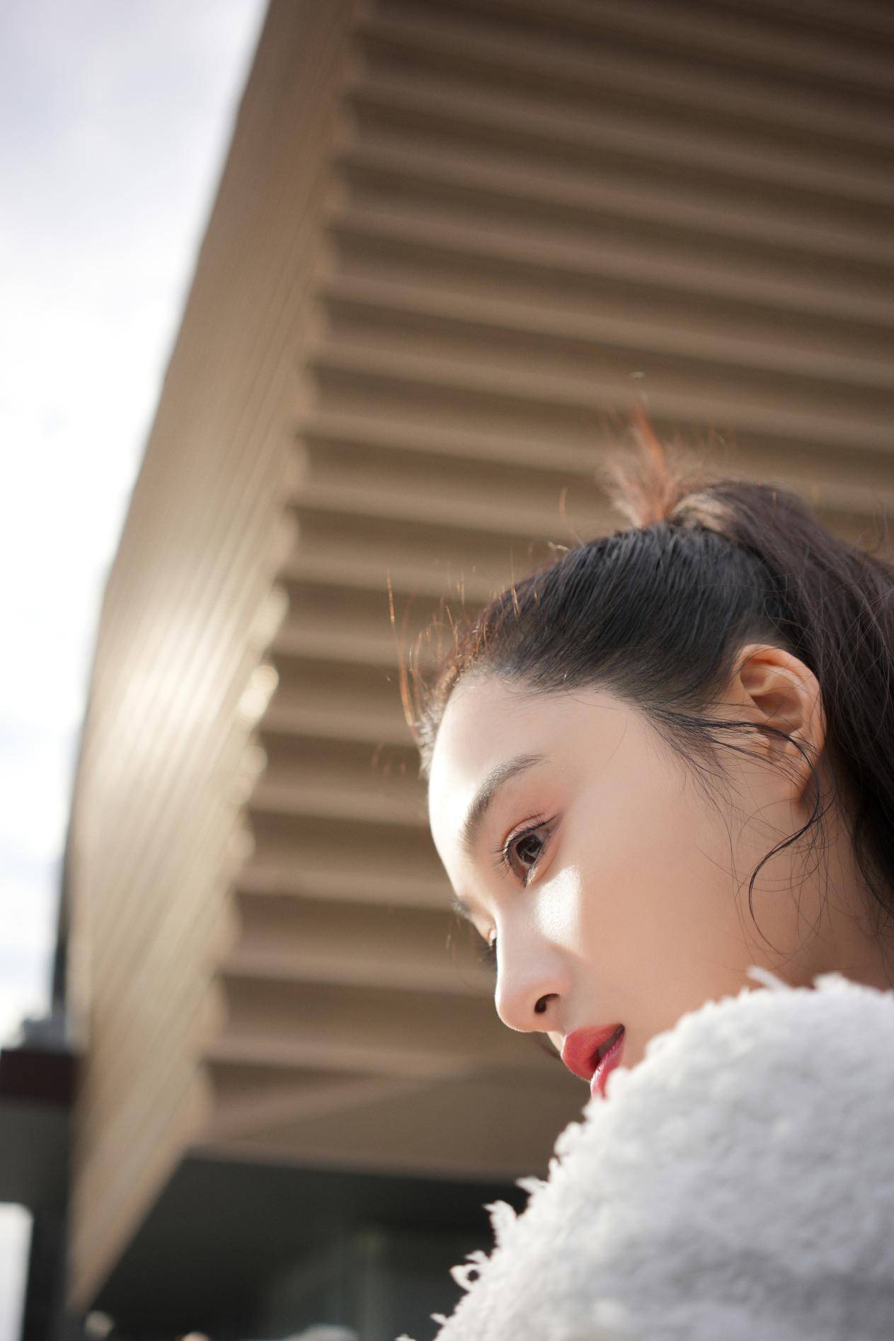 孙嘉璐游故宫美得轻灵天鹅颈大长腿吸睛这体态真的慕了