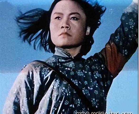 当白匪军架起机枪,要把子弹射向普通老百姓时,韩英大喊一声"住手!