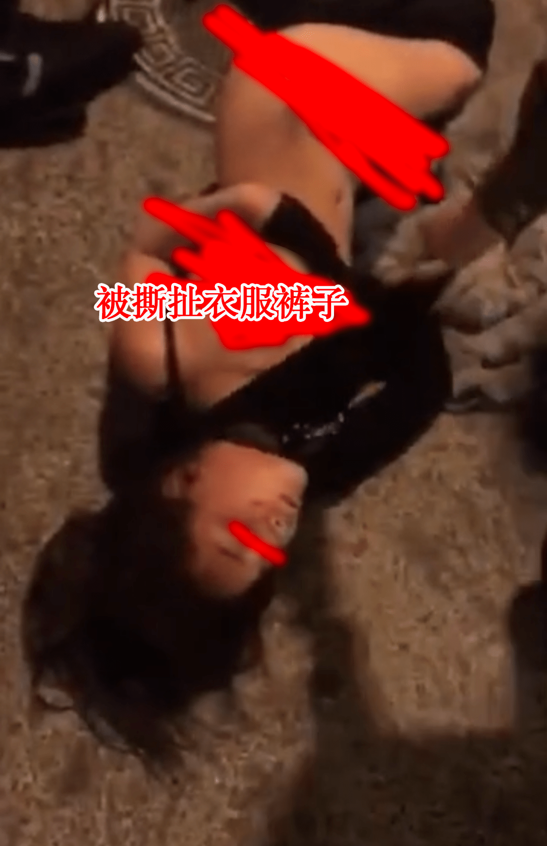 妙龄女子逛街遇到正室，被扒光衣服一顿暴揍，好心人帮其盖上衣服_手机搜狐网