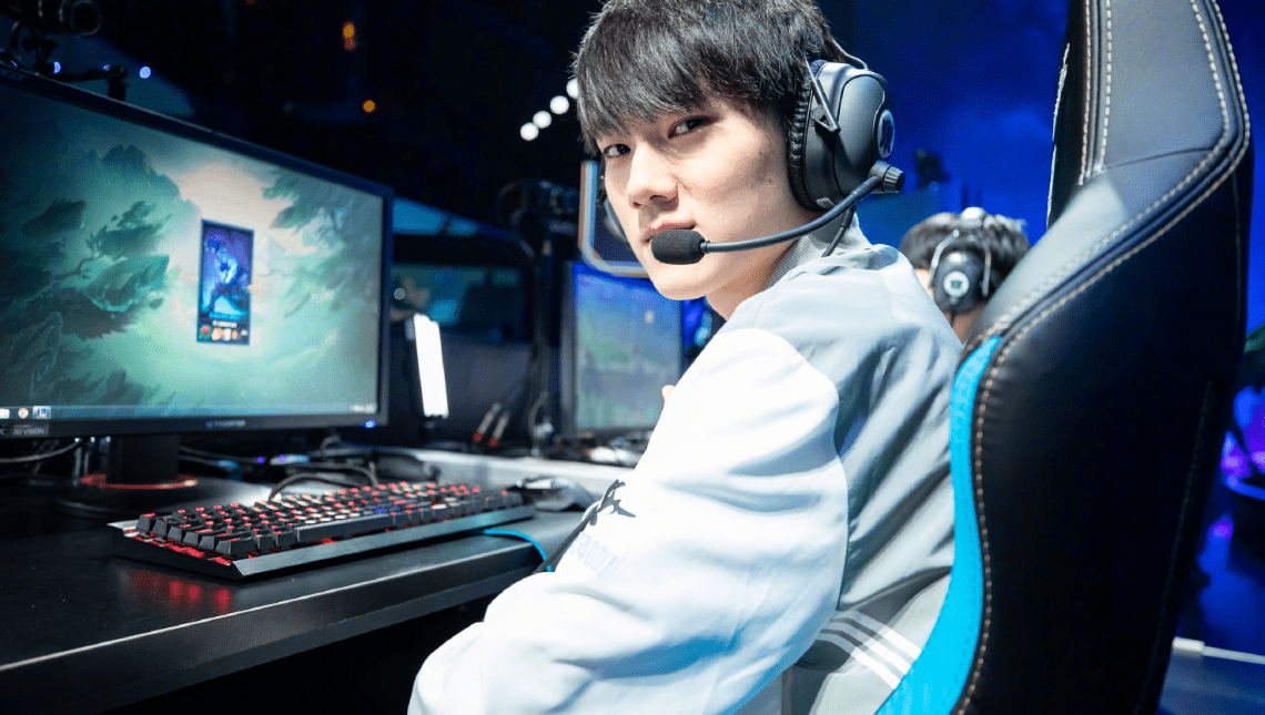 jackeylove的故事还是继续,本台记者喻文波持续报道.