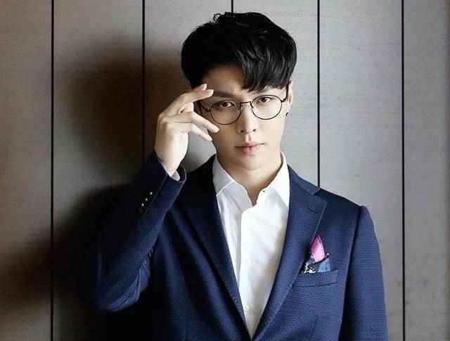 胡歌穿西装戴眼镜有魅力,杨洋看起来很成熟!_样子_张艺兴_安全感