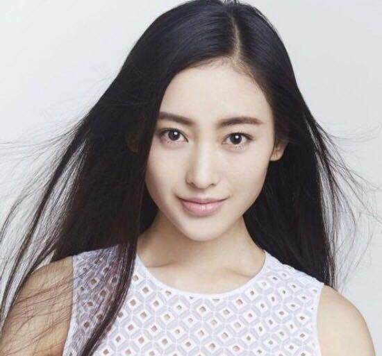 拥有黑长直发的女星,古力娜扎真好看,迪丽热巴也不错!_发型_头发_气质