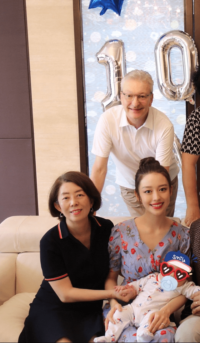 郎朗一家7口为儿子庆百天,亲爸罕露面,烫妈妈同款卷发打扮滑稽_吉娜