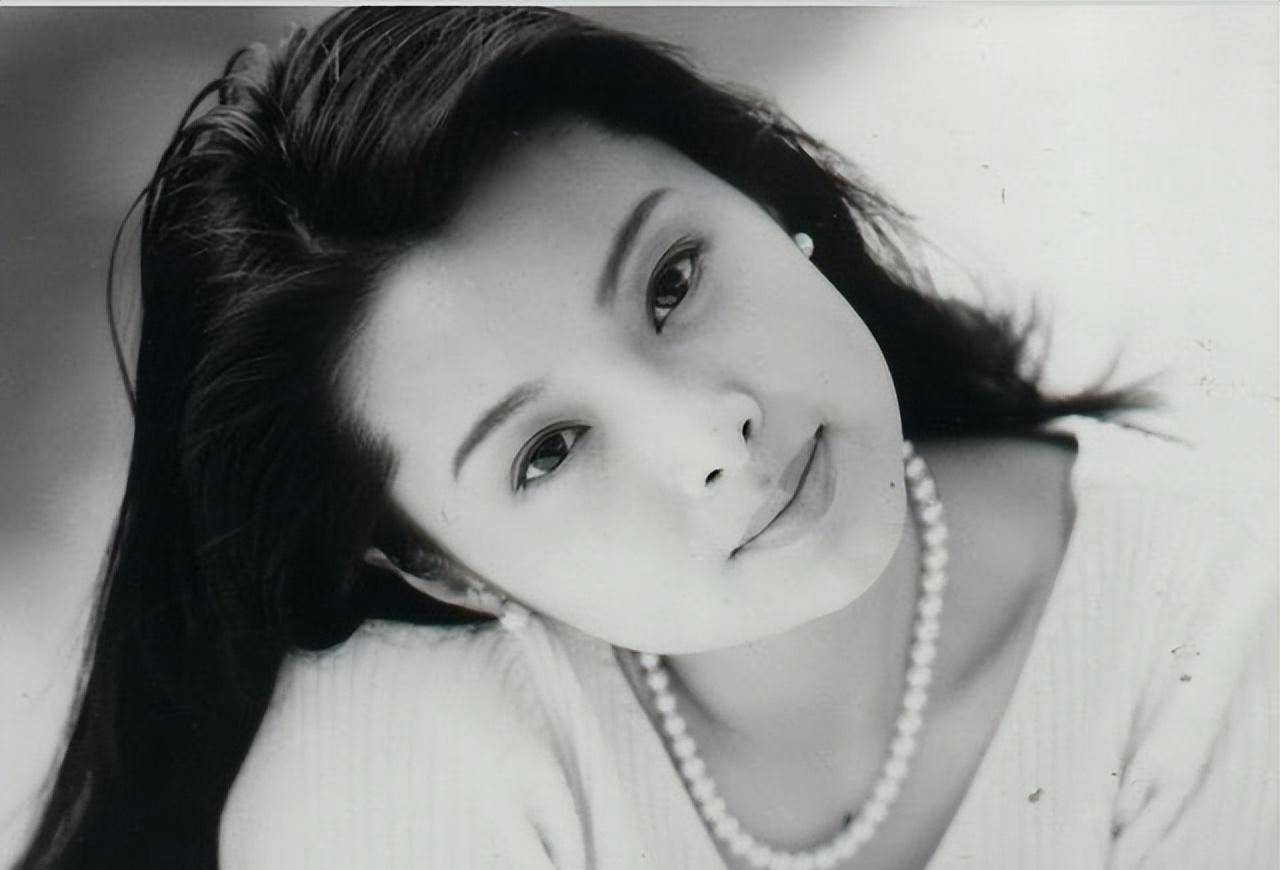 袁立的悲哀:与富豪同居12年不结婚,今3婚嫁诗人50岁无儿无女_徐峥