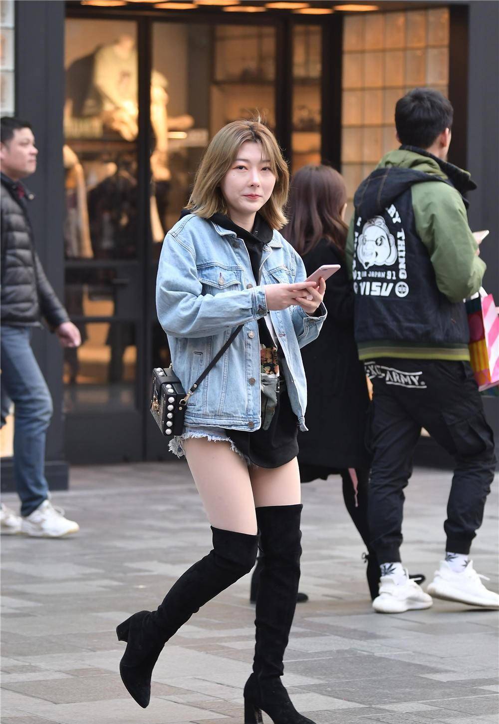 黑色粗跟过膝靴,搭配肉色紧身牛仔裤,毛边牛仔短裤很舒服_美女_时尚