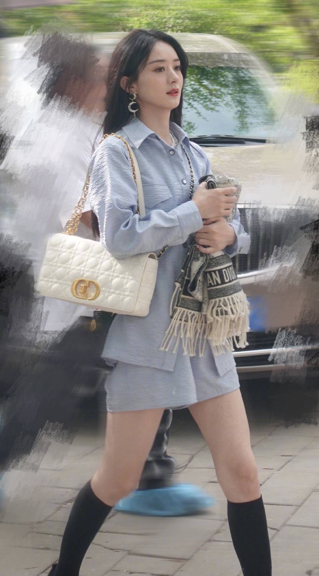 赵丽颖分完家后忙上班,穿小香风衬衫套黑色小腿袜,肤白气色好真心不愁