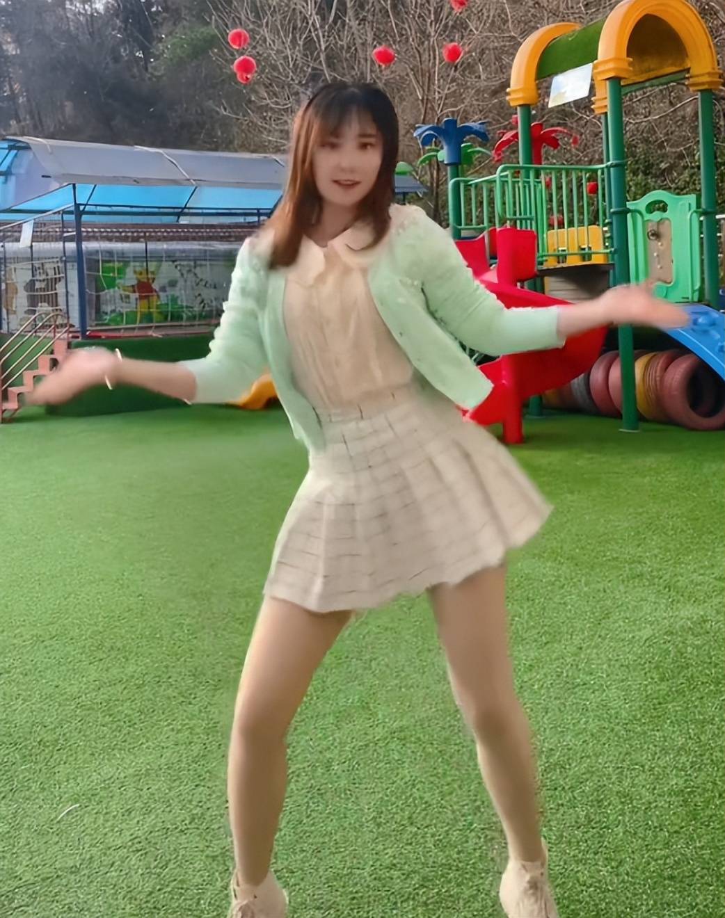 短裙,露大长腿上课,教学方式惹争议:给学生还是家长看_孩子_幼儿园