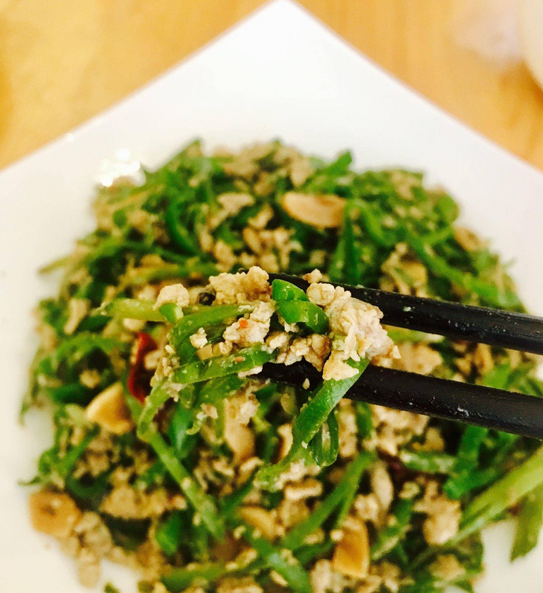 眉豆去筋择洗干净,斜刀切成丝,葱,姜,蒜,干红辣椒切好,蠓子虾酱,鸡蛋