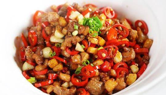 精选美食:砂锅蹄花,蛋黄花生米,拌黄花菜,酸萝卜炒鸭丁_姜葱_清水