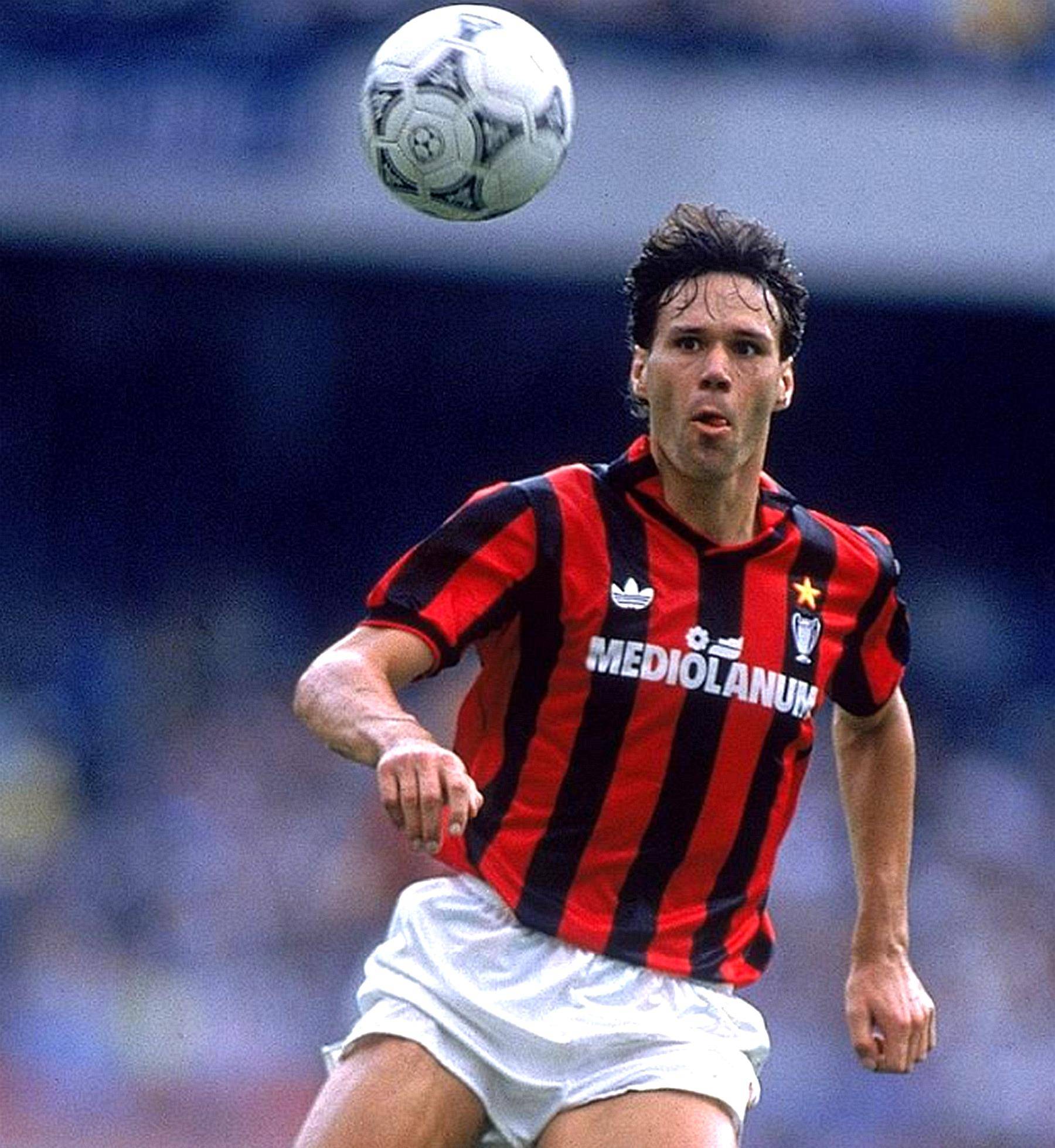 第二,古利特作为历史上完美的六角拳手,曾与马拉多纳强行包夹!