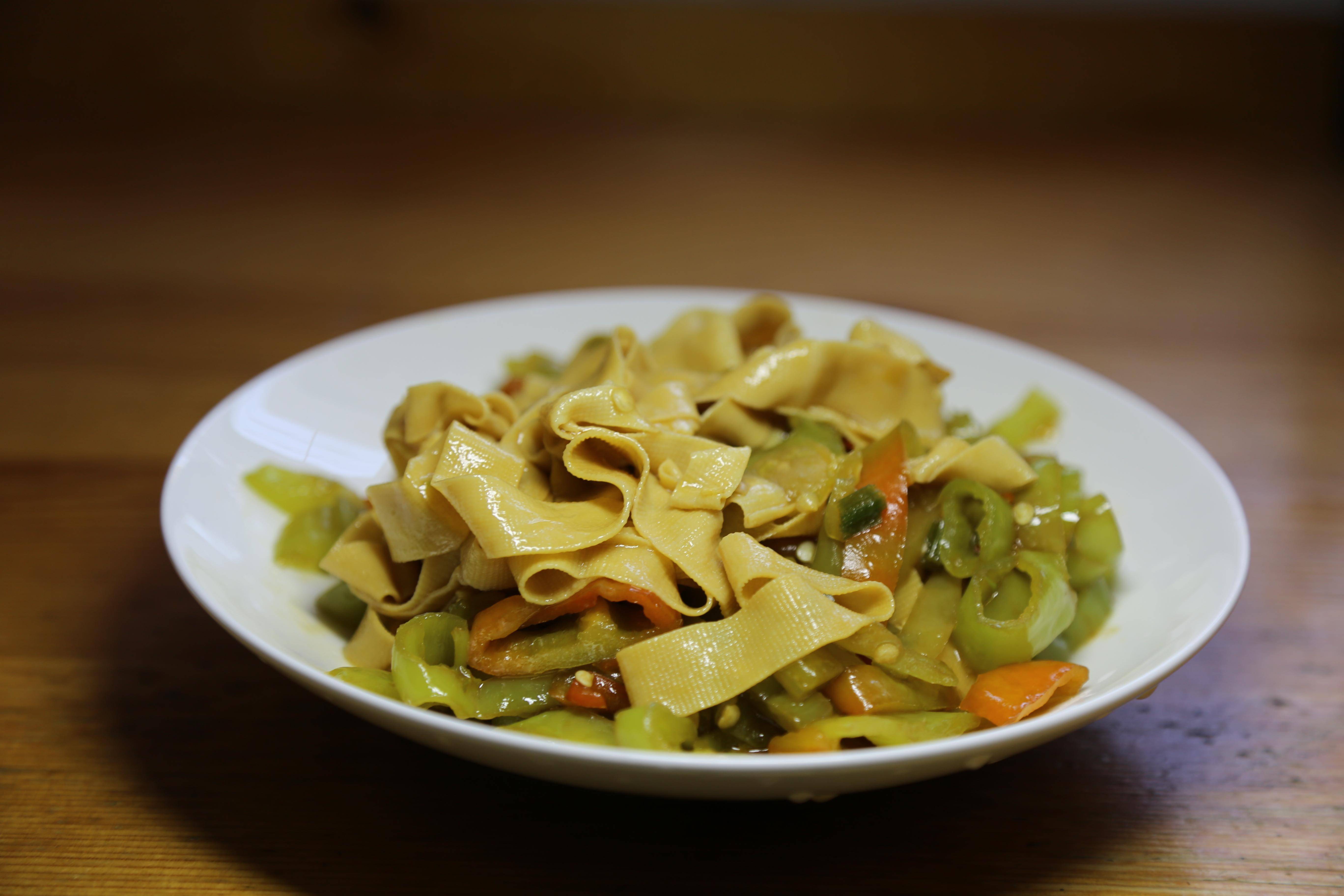 简单食材做出不一般味道,营养美味下饭的尖椒豆腐皮这样炒更好吃