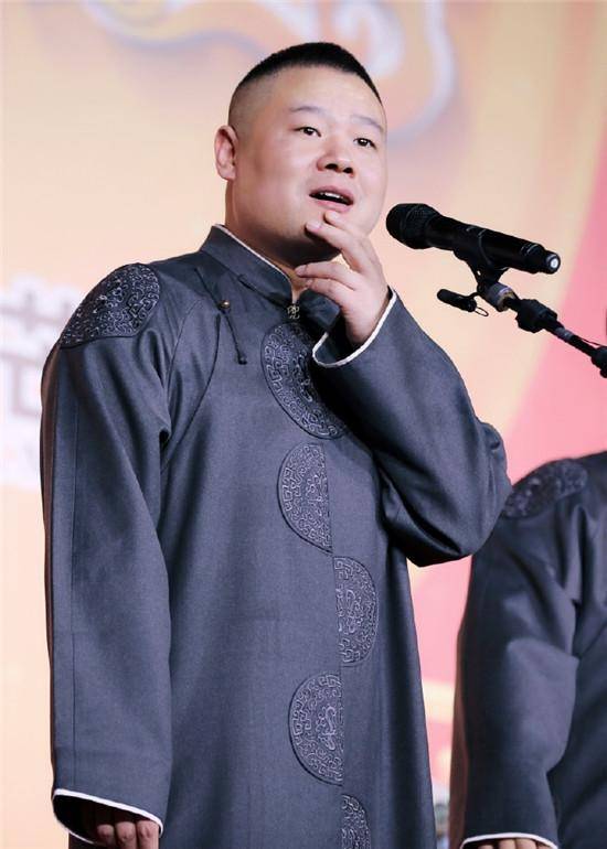 岳云鹏自拍大褂抢镜,成为德云一哥颜值担当_相片_师哥_长相