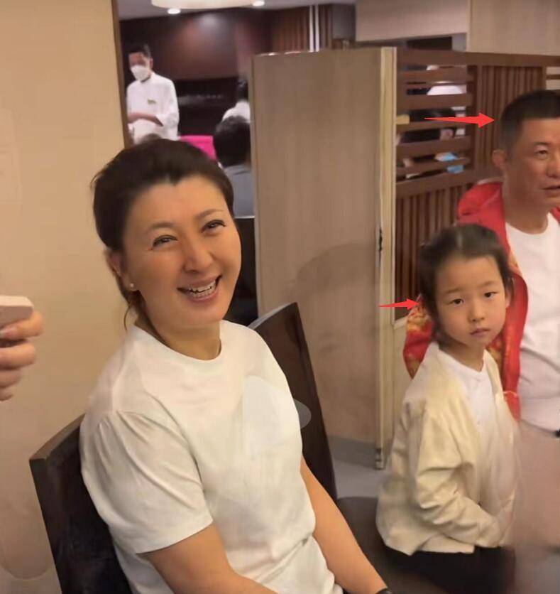 闫学晶孙子喜迎满月宴,奶奶对其爱不释手,林越为见一面坐一夜车_林