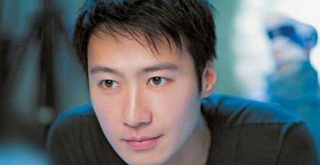 便服的黎明戴太阳眼镜现身,台下见他心情大好,活动前还和其他嘉宾自拍