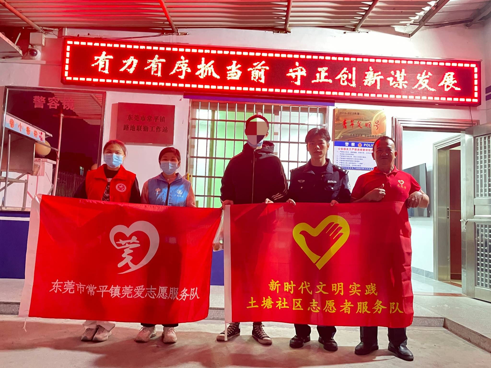 离家出走少年流离到东莞，东莞东所民警助其踏上回乡路