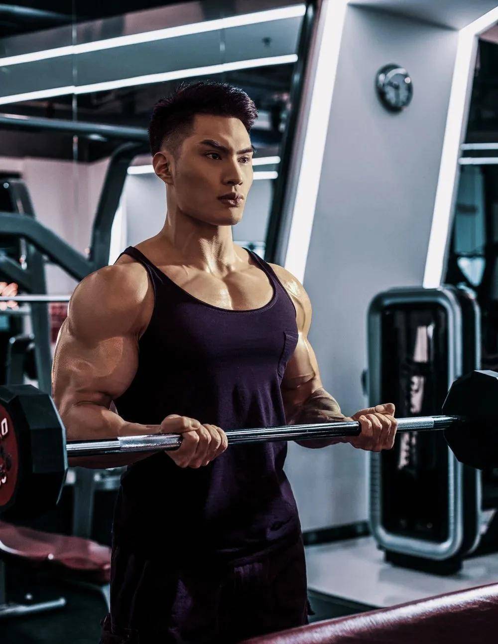 从网瘾少年到健身大佬,他的e杯身材肌男默女泪_刘孟易_肌肉_健美