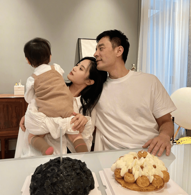 李光洁为老婆庆贺生日！一家三口幸福完竣