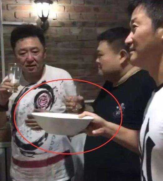 明星酒量排行榜_娱乐圈的酒量排行,吴京27瓶啤酒还凑合,第一名吓跑女子