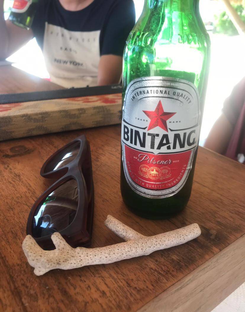 围着岛一圈都是珊瑚礁,来一杯当地的bintang 啤酒吧,继续泡海看鱼看