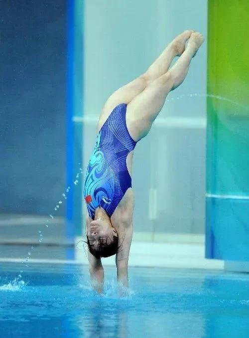 女跳水运动员三角泳裤图片