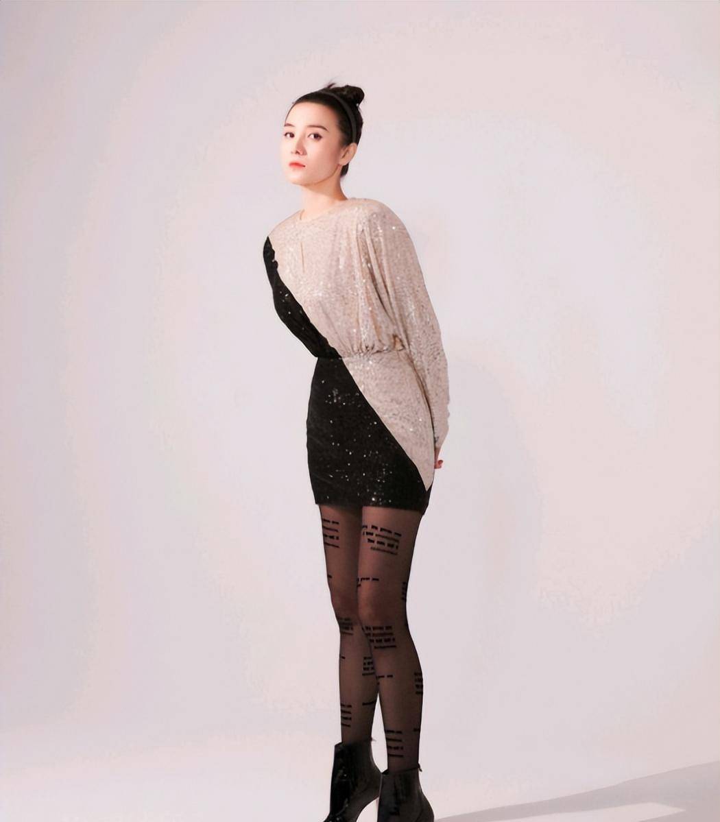 丝袜搭配白加黑连衣裙,宋佳女神的丸子头,网友:哇塞_气质_时尚_女明星