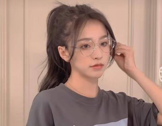 两千万网红刘思瑶又装可爱,穿少女装官宣新恋情,身高认真的吗?