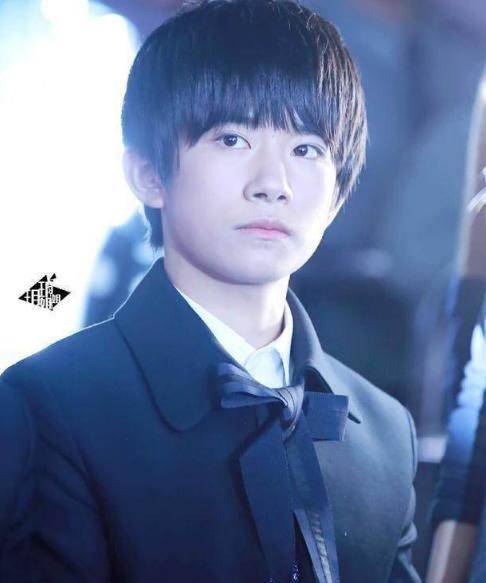 曾经的易烊千玺一直是蘑菇头出现在大家的眼中,虽然也很帅气,不过更多