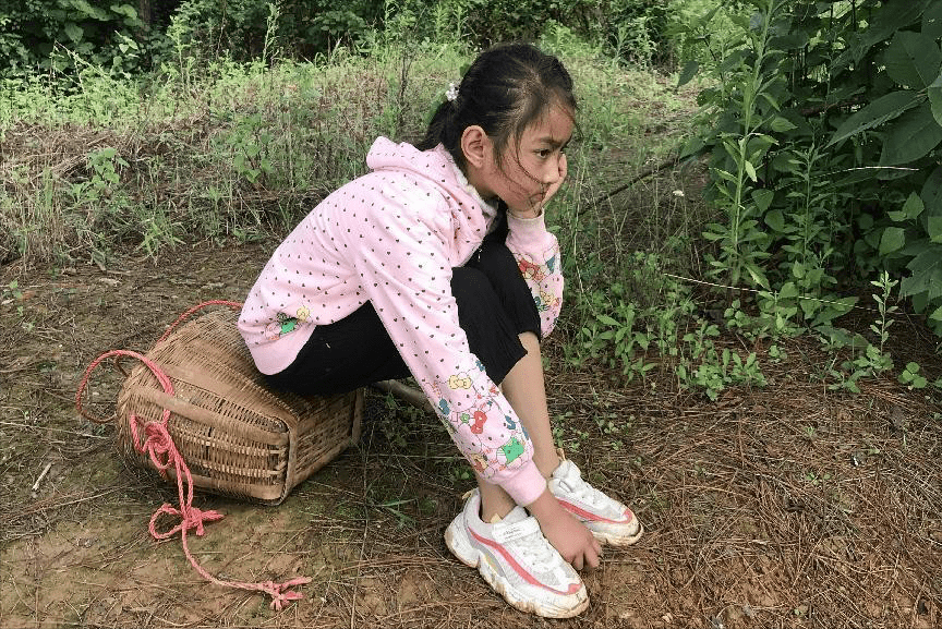 女子婚后不久丈夫突然离世,无奈带女儿改嫁他人,没想到更悲剧了_英子