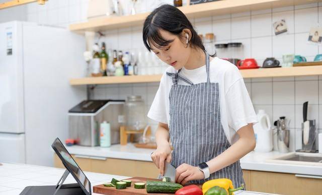 回到家美女正在厨房做饭呢,看着她在厨房忙碌的身影,我走过去,站在