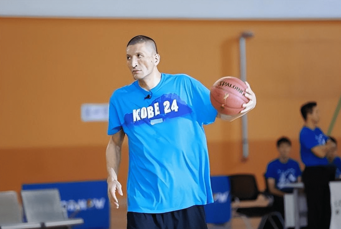 巴特尔:与姚明齐名,娶二婚带娃的妻子,如今继女成了他的骄傲_篮球