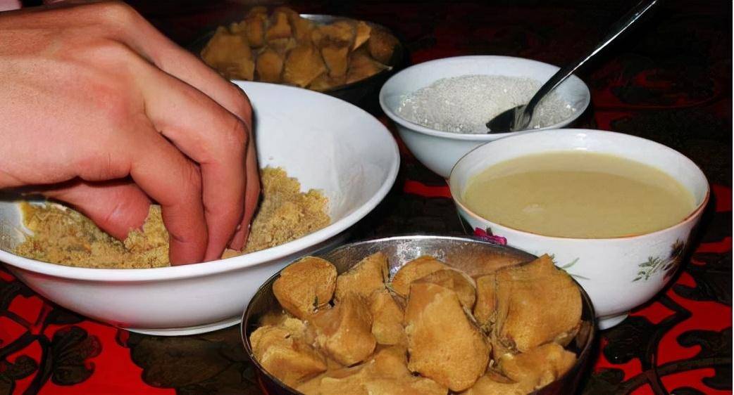高原上行走的美食_糌粑_食用_茶水
