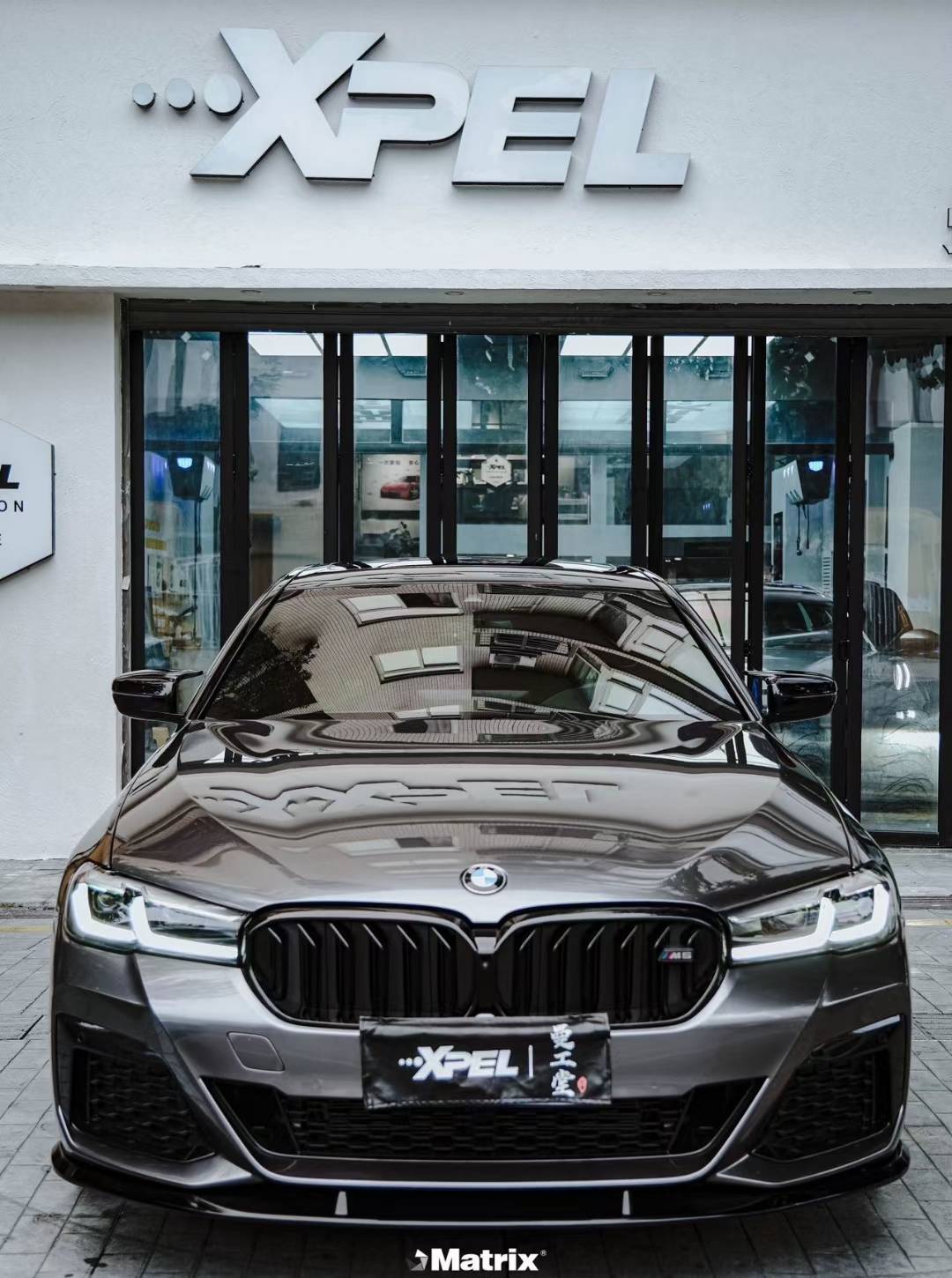 宝马5系矩阵改色膜液态金属枪灰,沉稳老练,气势凌人_灰色_案例_门店