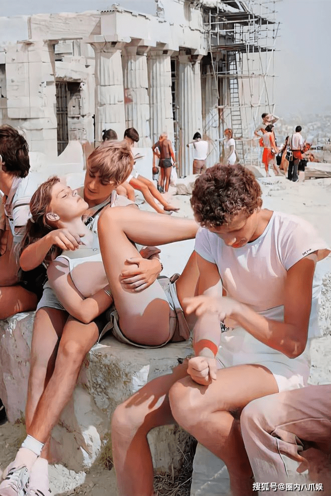“希腊”80年代，几个希腊年轻人在神庙前玩耍，穿着大胆前卫